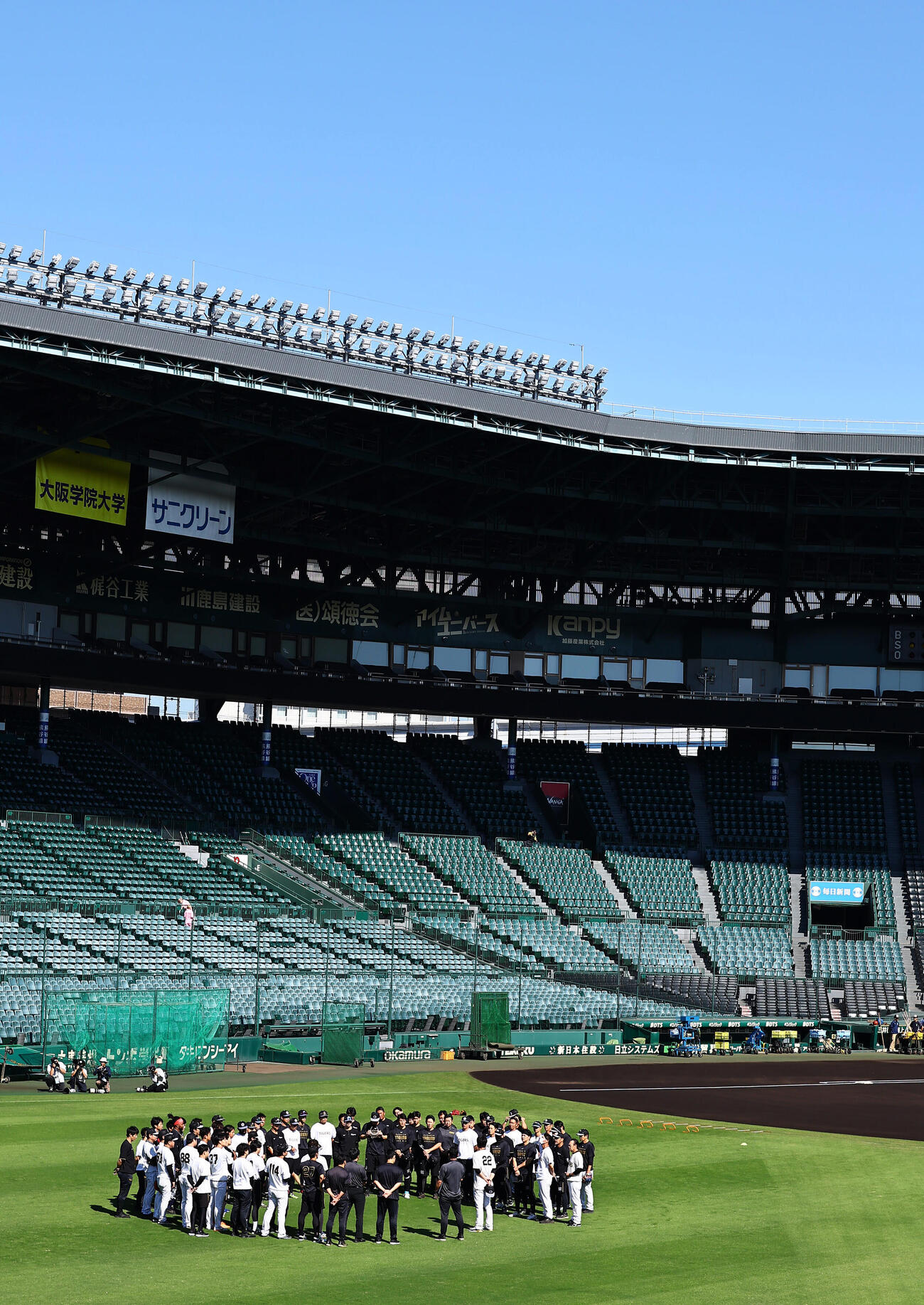 円陣を組みナインに話をする藤川球児監督（撮影・上田博志）