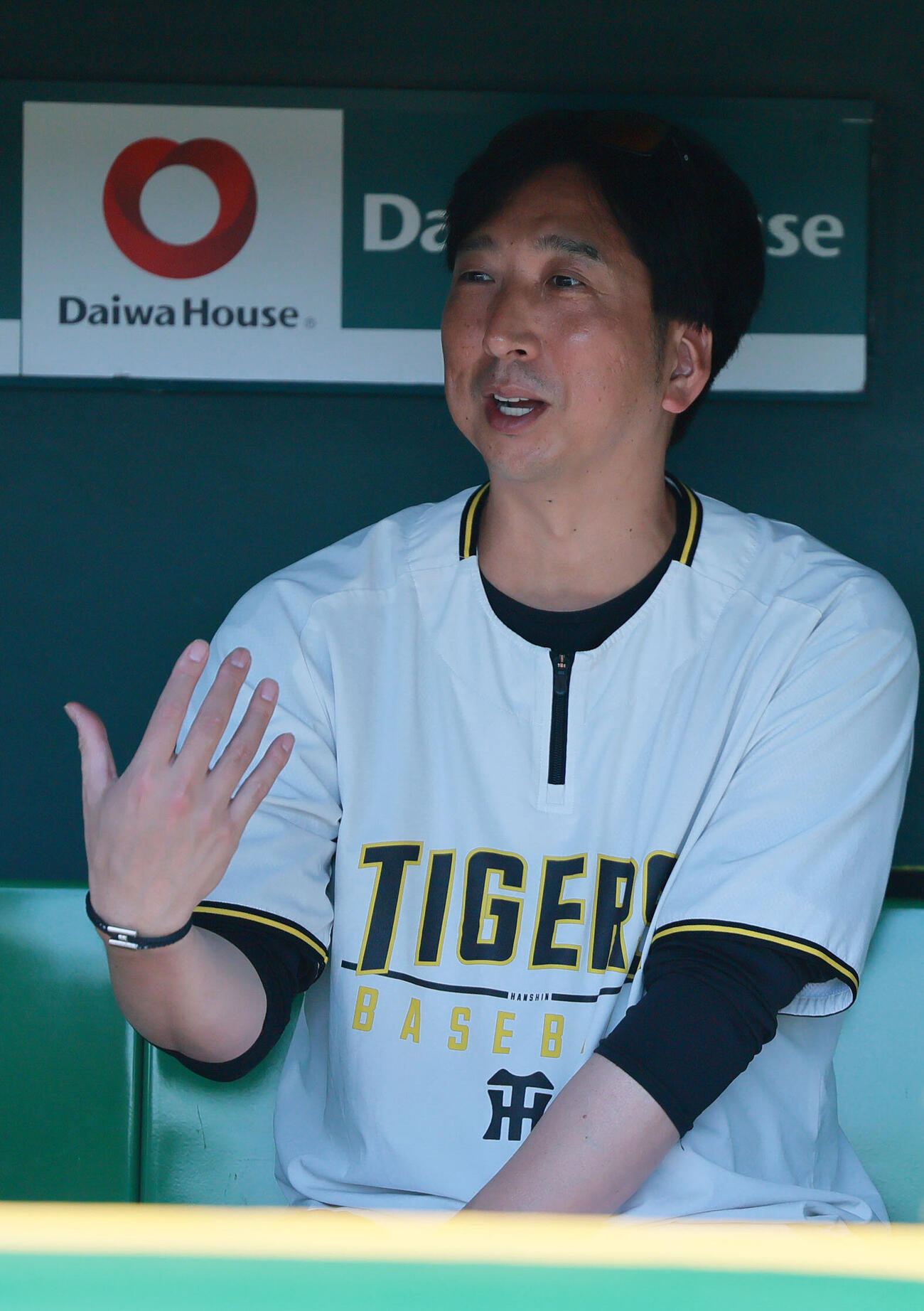 報道陣に話す阪神藤川球児監督（撮影・上山淳一）