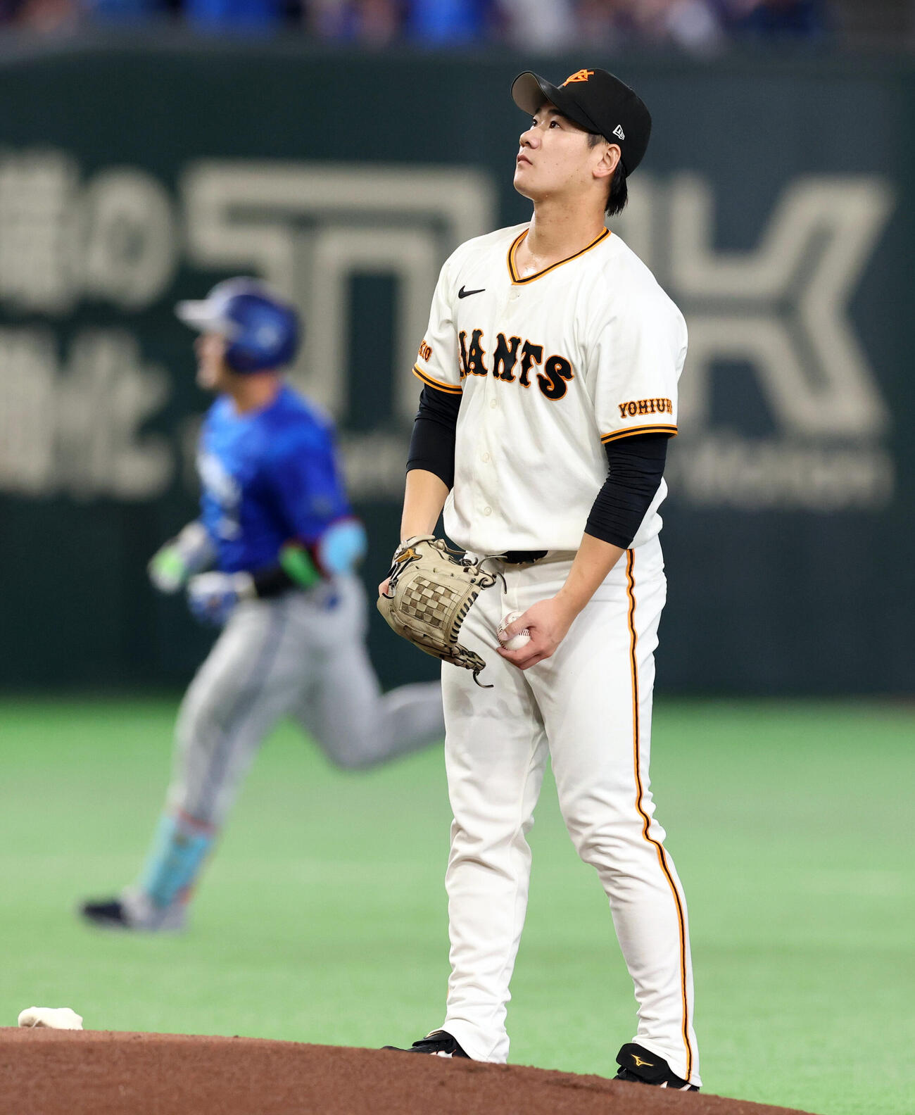 巨人対DeNA 1回表DeNA1死、牧秀悟（後方）にソロ本塁打を許した井上温大（撮影・浅見桂子）