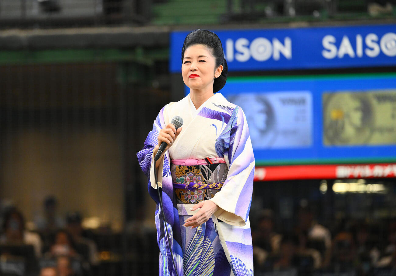 西武対日本ハム　開幕セレモニーで君が代を独唱する藤あや子（撮影・滝沢徹郎）