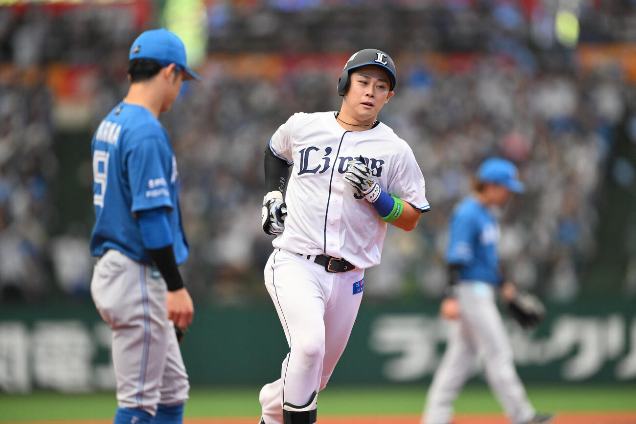 西武対日本ハム　1回裏西武1死、平沢大河（中央）は先制ソロ本塁打を放ちダイヤモンドを1周する（撮影・滝沢徹郎）