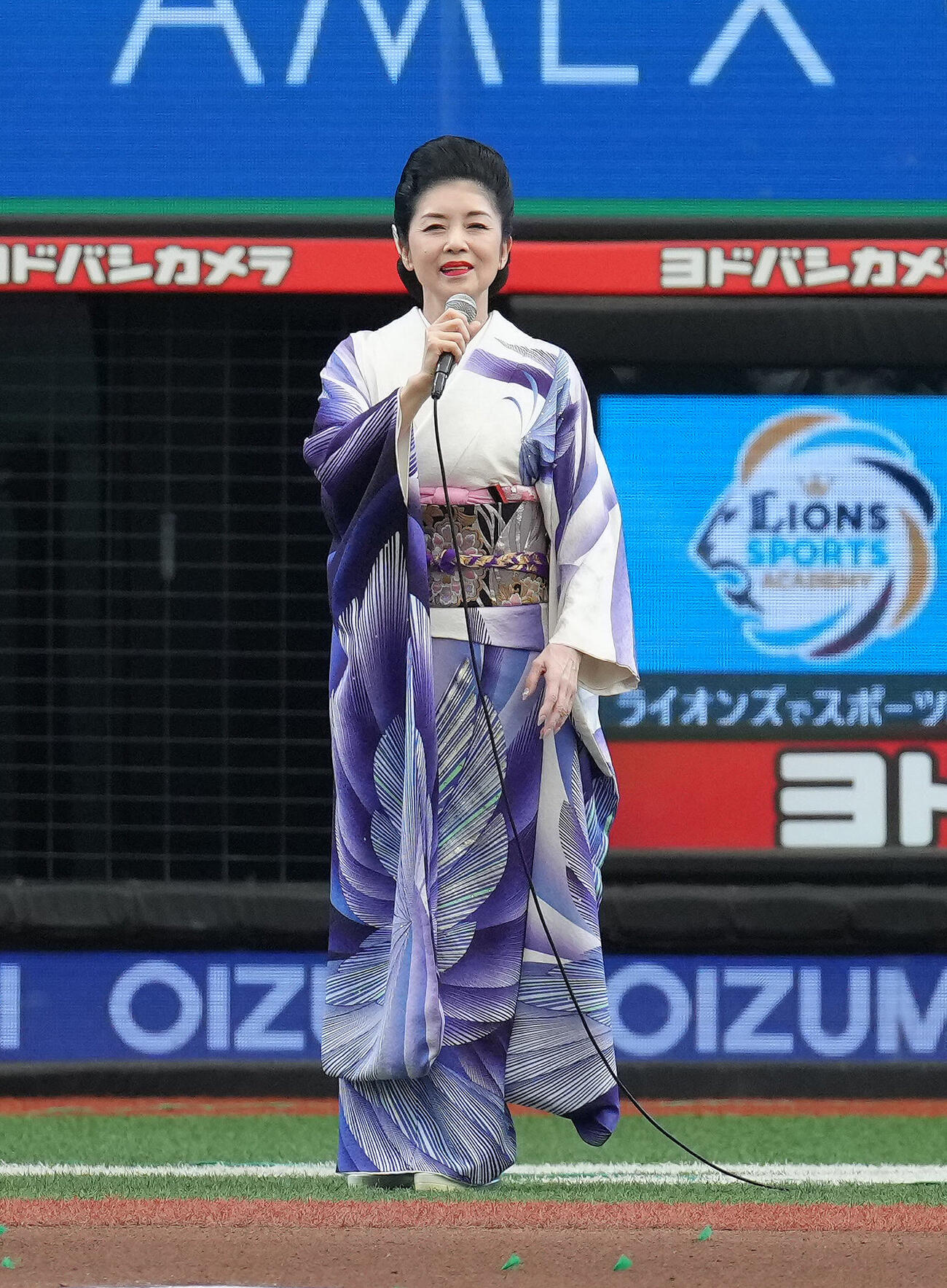 西武対日本ハム　君が代独唱を行う藤あや子（撮影・足立雅史）