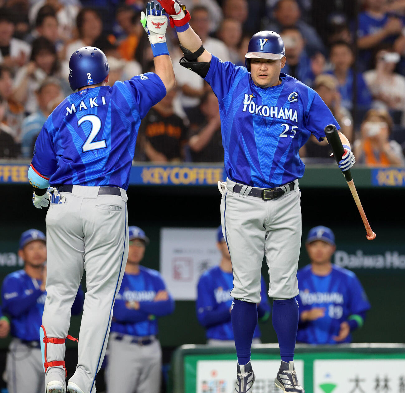 巨人対DeNA 1回表DeNA1死、牧秀悟はソロ本塁打を放ち筒香嘉智とジャンピングタッチ（撮影・浅見桂子）