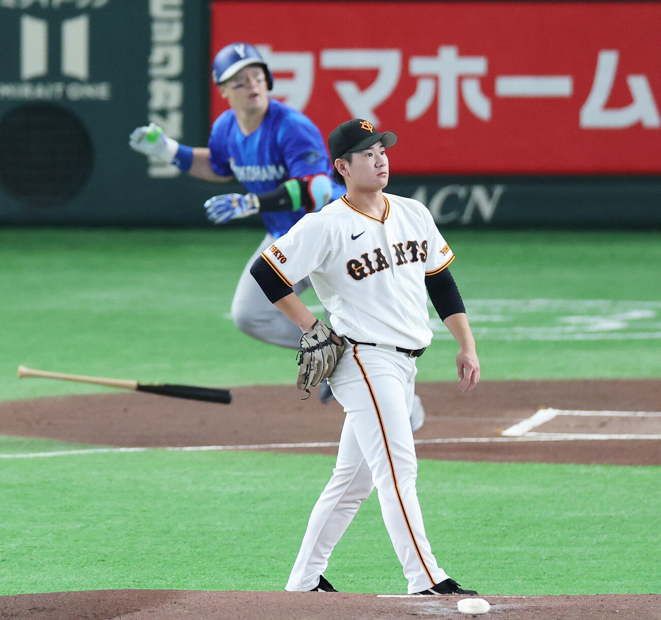 巨人対DeNA 1回表DeNA1死、牧秀悟に本塁打を浴びる井上温大（撮影・宮地輝）