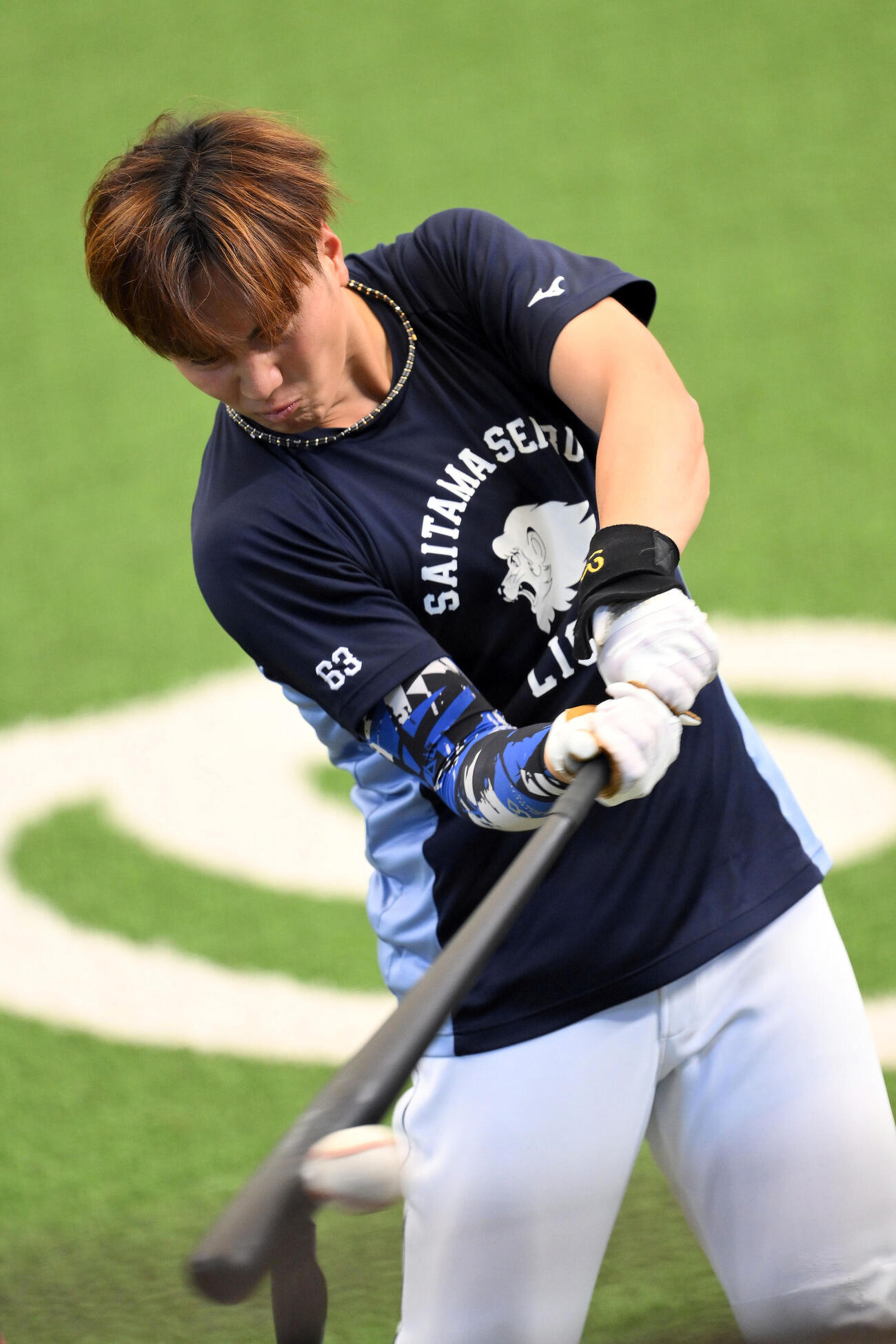 26年10月9日　前日練習で打撃練習をする西武長谷川信哉（撮影・滝沢徹郎）