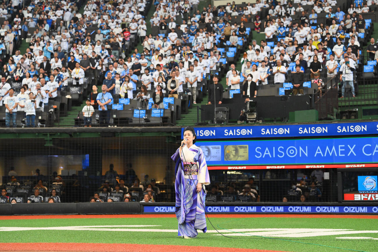 西武対日本ハム　開幕セレモニーで君が代を独唱する藤あや子（撮影・滝沢徹郎）