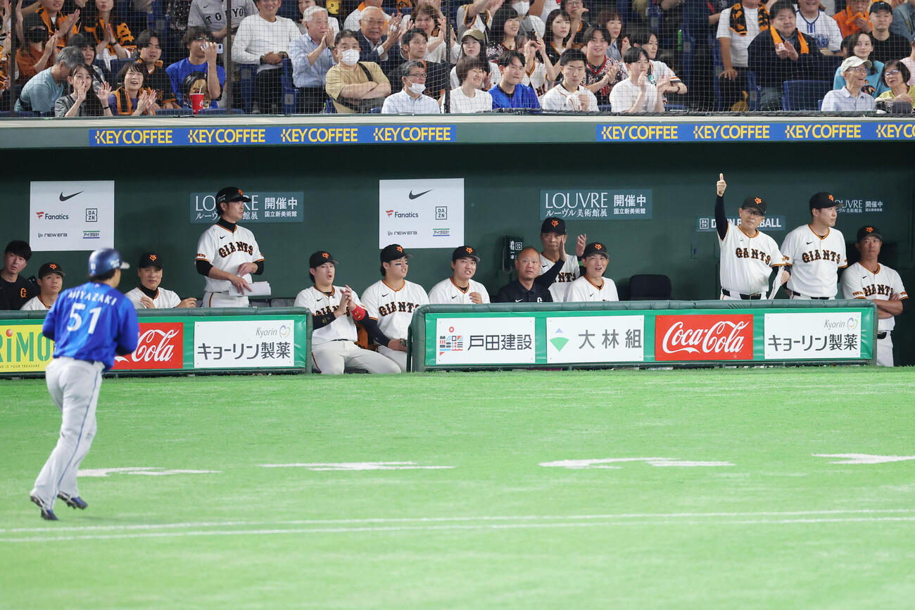 巨人対DeNA 2回表DeNA無死一塁、宮崎敏郎がけん制死となり拍手する橋上秀樹監督代行（後方）（撮影・宮地輝）