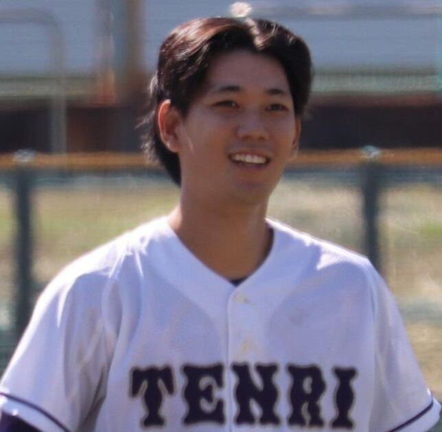 天理大対大体大　大体大戦に先発し完封勝利を挙げ笑顔をみせる天理大・的場吏玖（右）（撮影・佐藤妙月）
