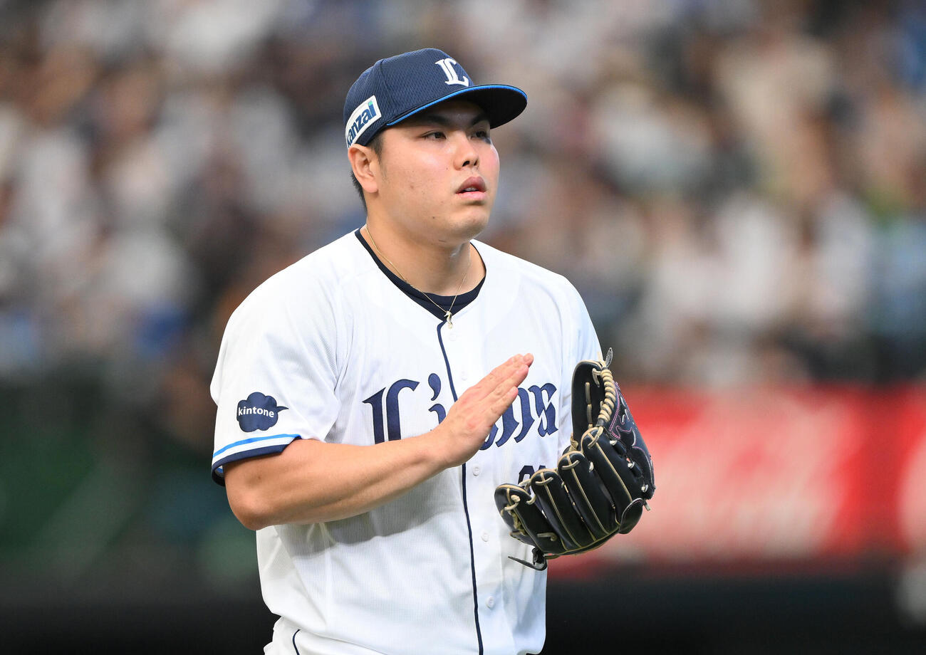 西武対日本ハム　1回表を投げ終えグラブをたたき引き揚げる西武先発の平良海馬（撮影・滝沢徹郎）