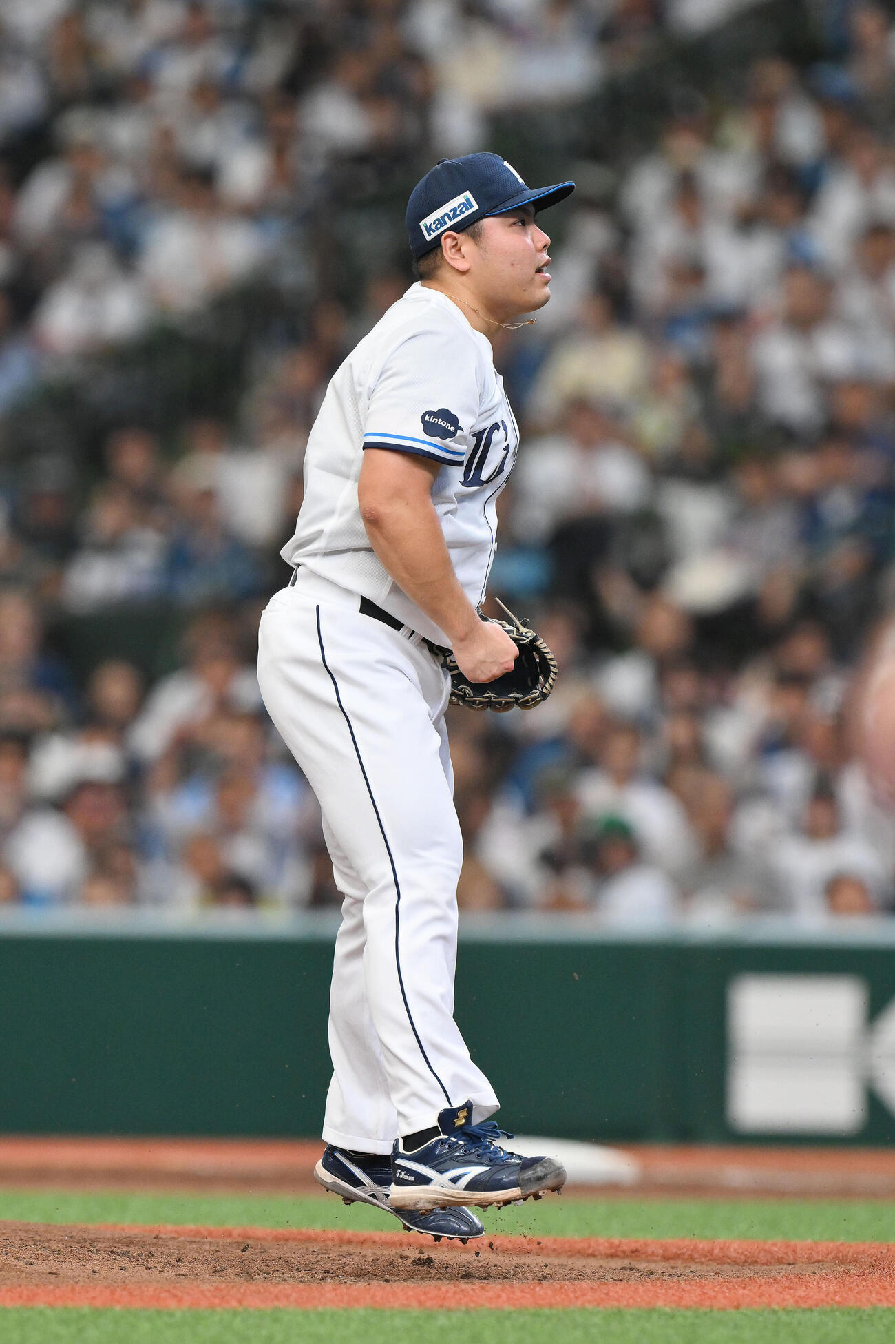 西武対日本ハム　2回表日本ハム2死二、三塁、進藤勇也を空振り三振に仕留めガッツポーズする平良海馬（撮影・滝沢徹郎）
