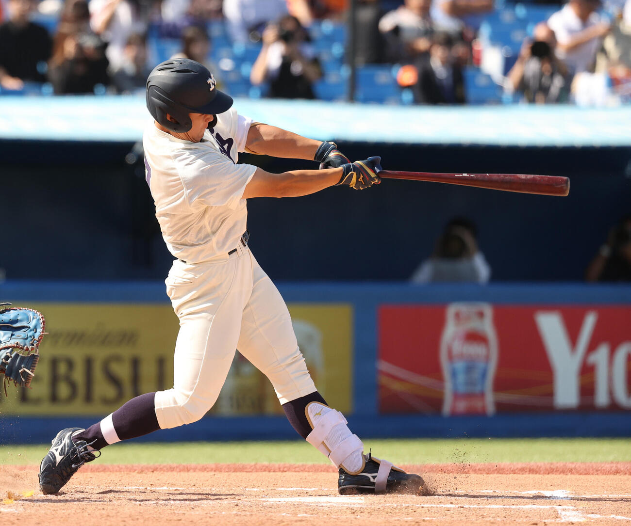 法大対明大　7回裏明大1死一、三塁、若狭遼之助は本塁打を放つ（撮影・柴田隆二）