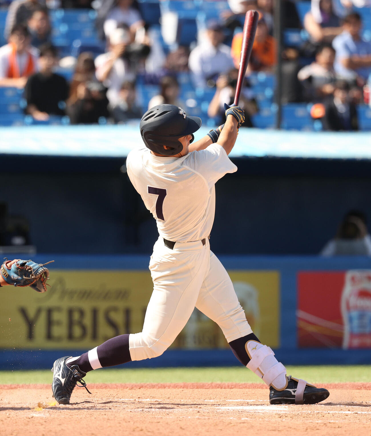 法大対明大　7回裏明大1死一、三塁、若狭遼之助は本塁打を放つ（撮影・柴田隆二）