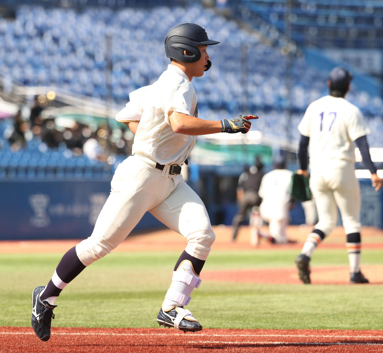 法大対明大　7回裏明大1死一、三塁、若狭遼之助は本塁打を放つ（撮影・柴田隆二）
