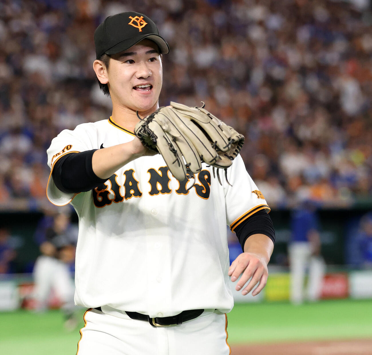 巨人対DeNA 3回表DeNA2死、度会隆輝を二塁ゴロに仕留め、笑顔でグラブタッチする井上温大（撮影・浅見桂子）