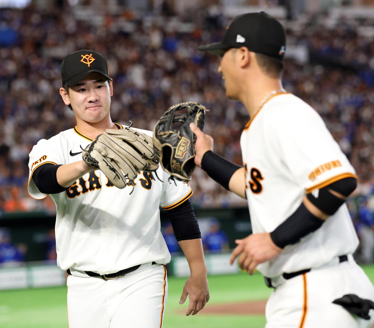 巨人対DeNA 3回表DeNA2死、度会隆輝を二塁ゴロに仕留め、笑顔で吉川尚輝（右）とグラブタッチする井上温大（撮影・浅見桂子）