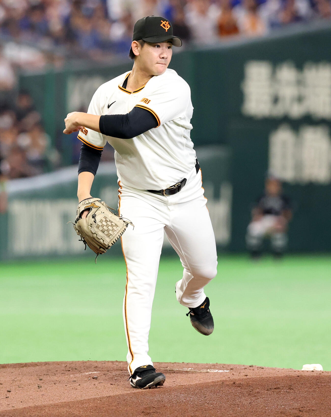 巨人対DeNA 2回表DeNA無死一塁、井上温大は一塁けん制で走者をアウトにする（撮影・浅見桂子）