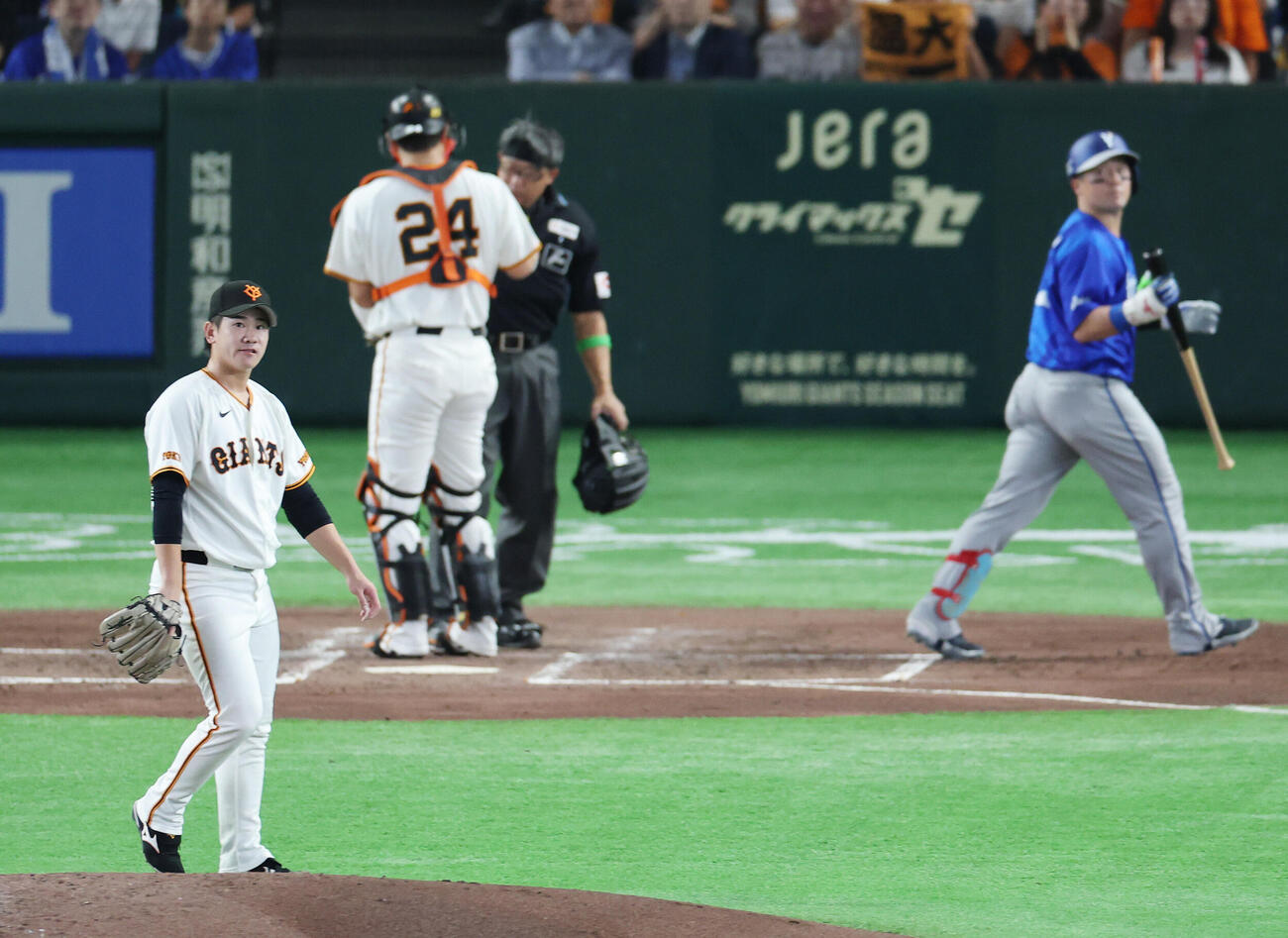 巨人対DeNA 4回表DeNA無死、牧秀悟から空振り三振を奪う井上温大（撮影・宮地輝）