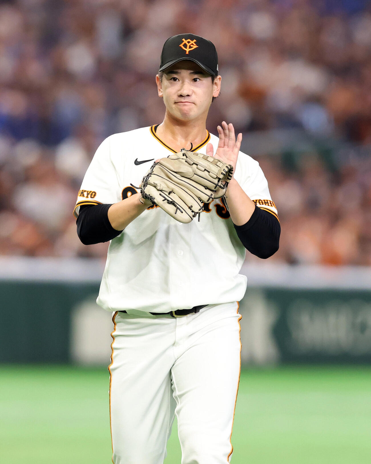 巨人対DeNA 1回表DeNA2死、エンカーナシオンの打球を泉口友汰の好守で遊ゴロに仕留め拍手する井上温大（撮影・浅見桂子）
