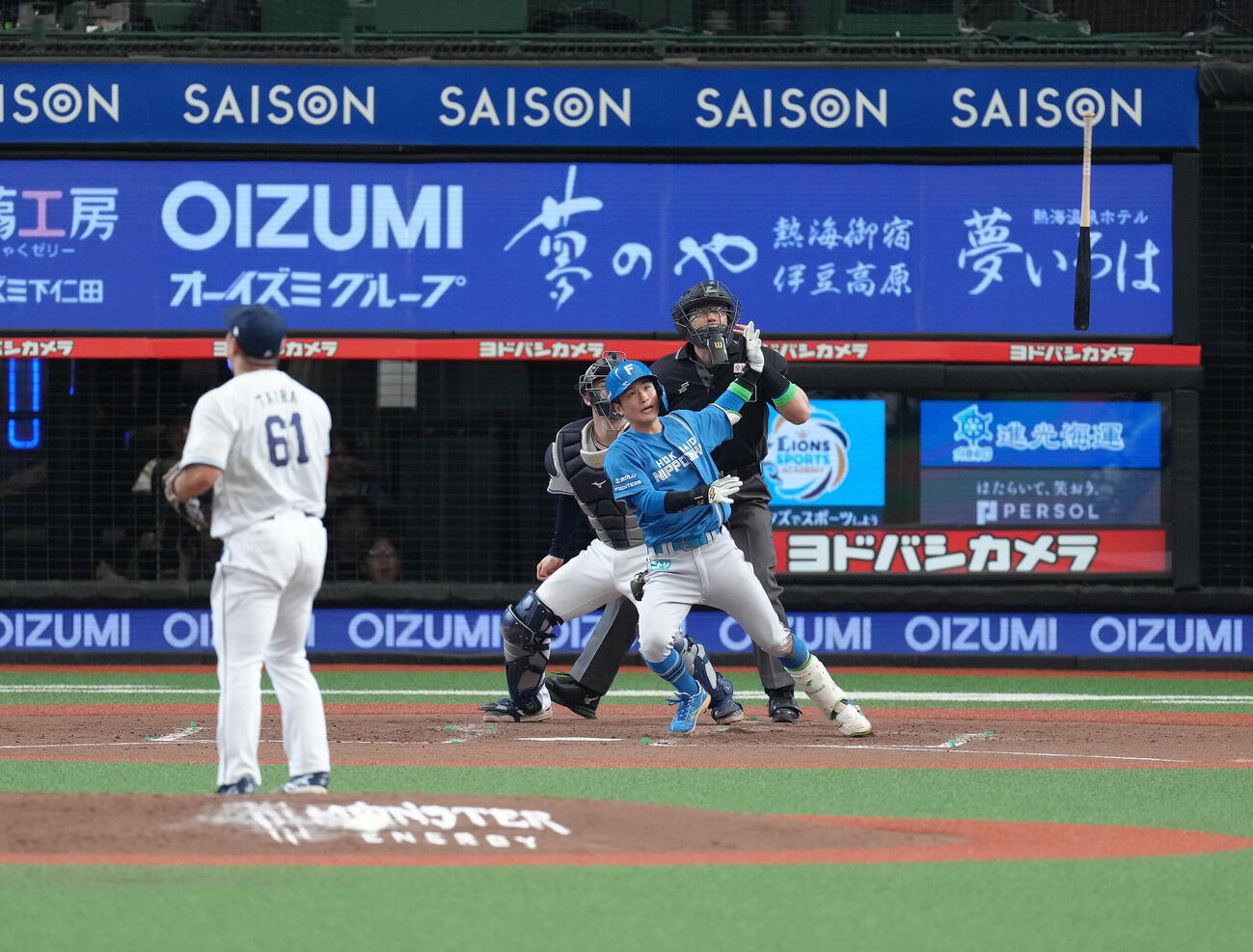 西武対日本ハム　4回表日本ハム2死二塁、奈良間大己は2点本塁打を放ちバットを放り投げる。投手平良海馬（撮影・足立雅史）