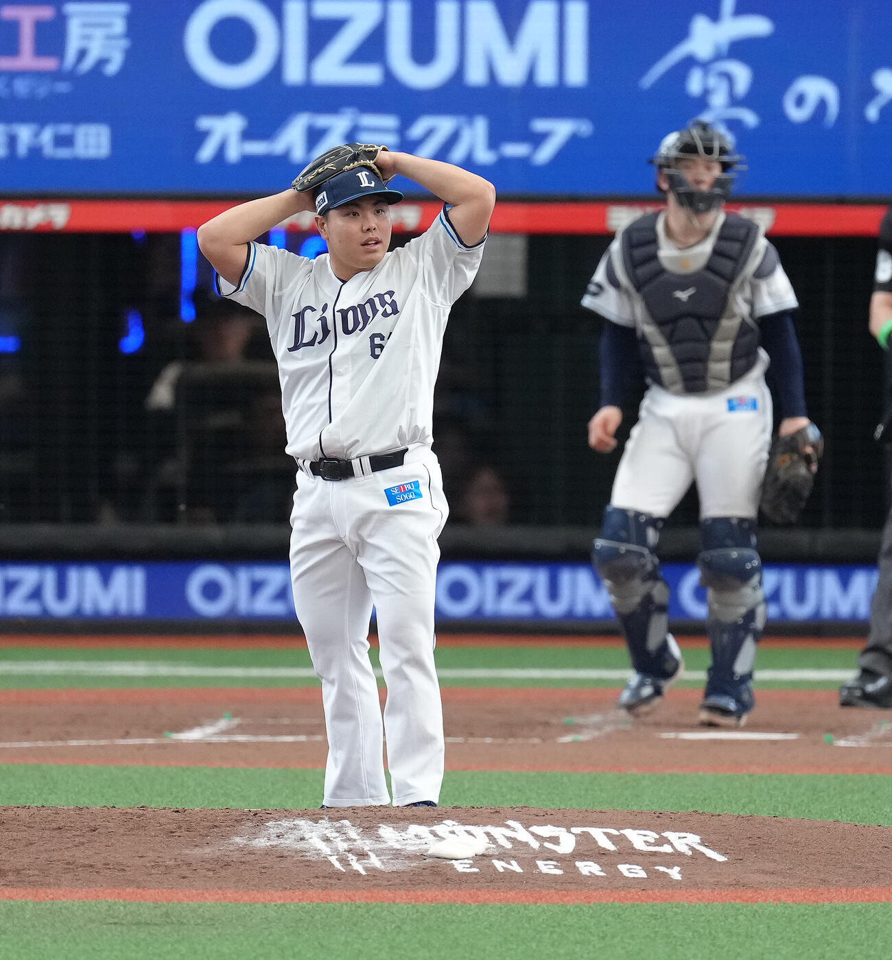 西武対日本ハム　4回表日本ハム2死二塁、奈良間大己に2点本塁打を浴び頭をかかえる平良海馬（撮影・足立雅史）