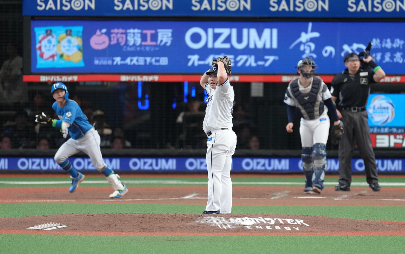 西武対日本ハム　4回表日本ハム2死二塁、奈良間大己に2点本塁打を浴び頭をかかえる平良海馬（撮影・足立雅史）