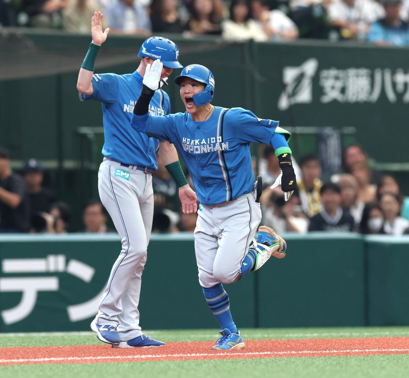 西武対日本ハム　4回表日本ハム2死二塁、逆転2点本塁打を放ち叫びながら三塁を回る奈良間大己（撮影・黒川智章）
