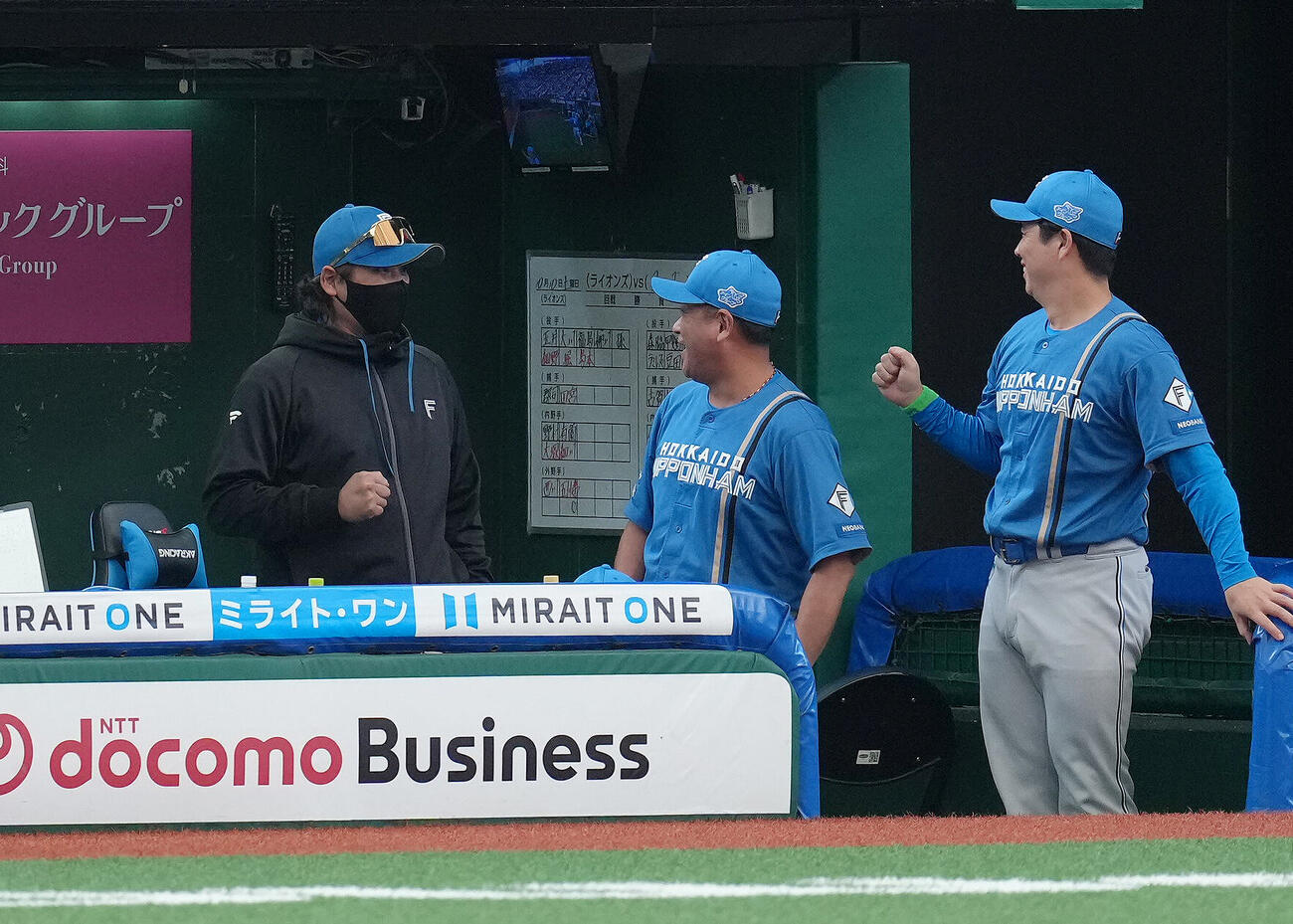 西武対日本ハム　4回表日本ハム2死二塁、奈良間大己の2点本塁打にガッツポーズする新庄剛志監督（左）（撮影・足立雅史）