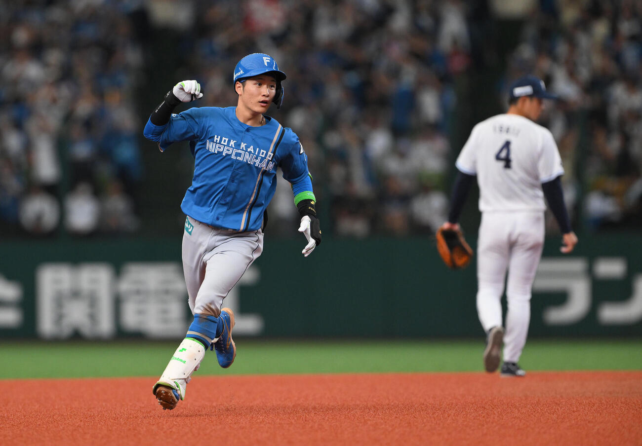 西武対日本ハム　4回表日本ハム2死二塁、2点本塁打を放ちガッツポーズする奈良間大己（撮影・滝沢徹郎）