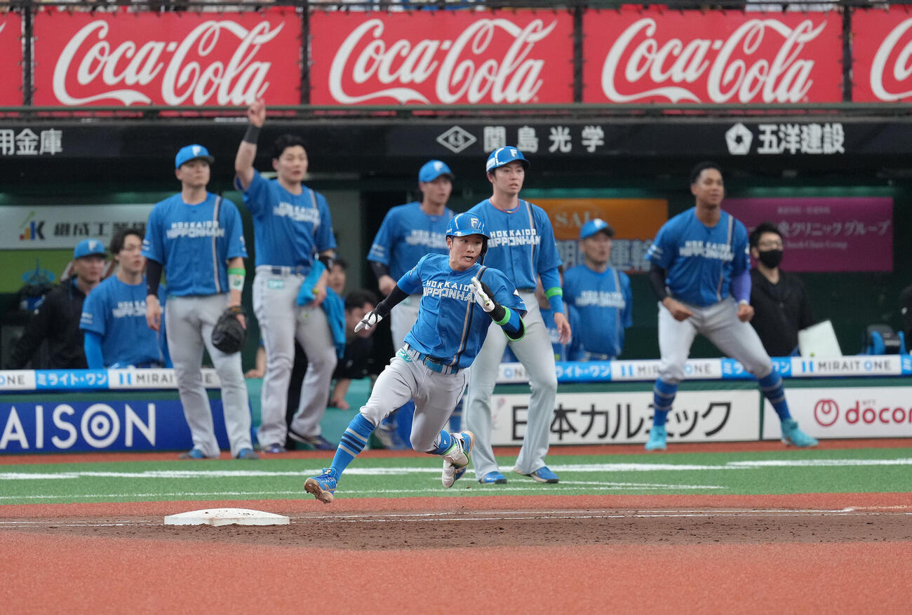 西武対日本ハム　4回表日本ハム2死二塁、奈良間大己は2点本塁打を放つ。投手平良海馬（撮影・足立雅史）