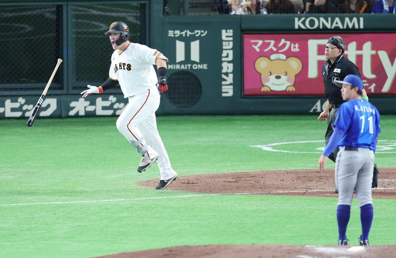 巨人対DeNA 5回裏巨人無死、本塁打と思い喜ぶもファウルの砂川リチャード。投手東克樹（撮影・宮地輝）