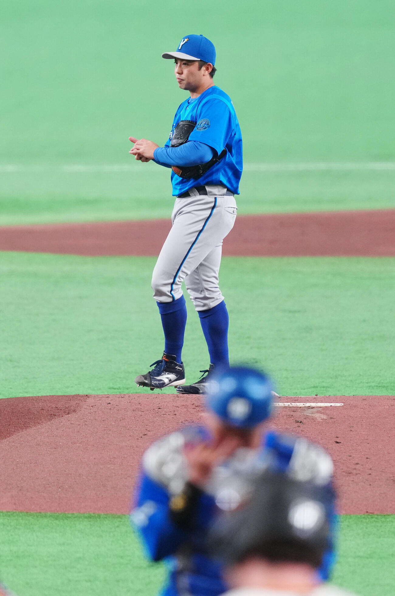 巨人対DeNA 1回裏巨人1死三塁、泉口友汰の一ゴロで三塁走者吉川尚輝の生還を許し、浮かない表情の東克樹東克樹（撮影・鈴木みどり）