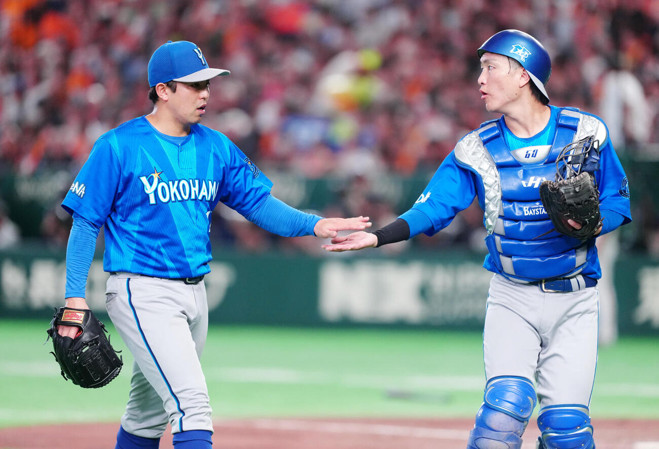巨人対DeNA 4回裏を終え、古市尊（右）とタッチを交わすDeNA東克樹（撮影・鈴木みどり）