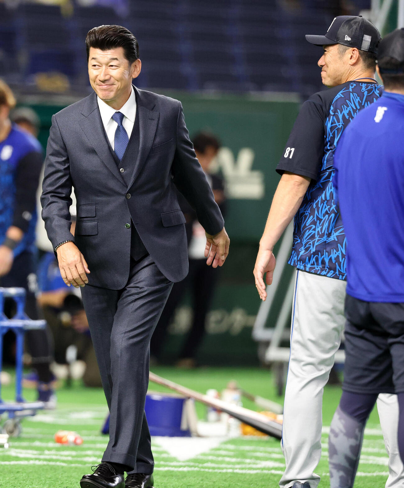 巨人対DeNA DeNA相川亮二監督（右）とあいさつした三浦大輔氏（撮影・浅見桂子）