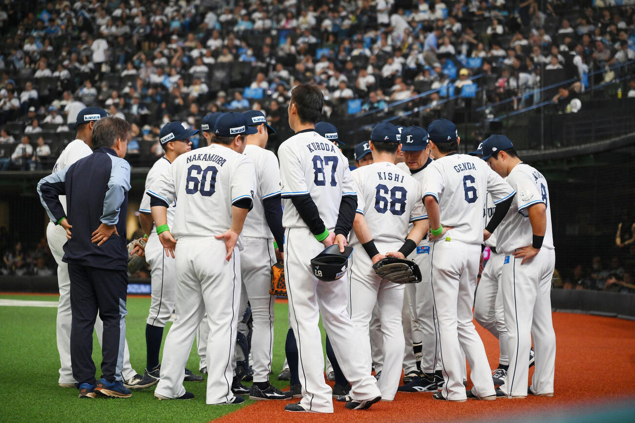 西武対日本ハム　5回裏の攻撃を前に円陣を組む西武の選手たち（撮影・滝沢徹郎）