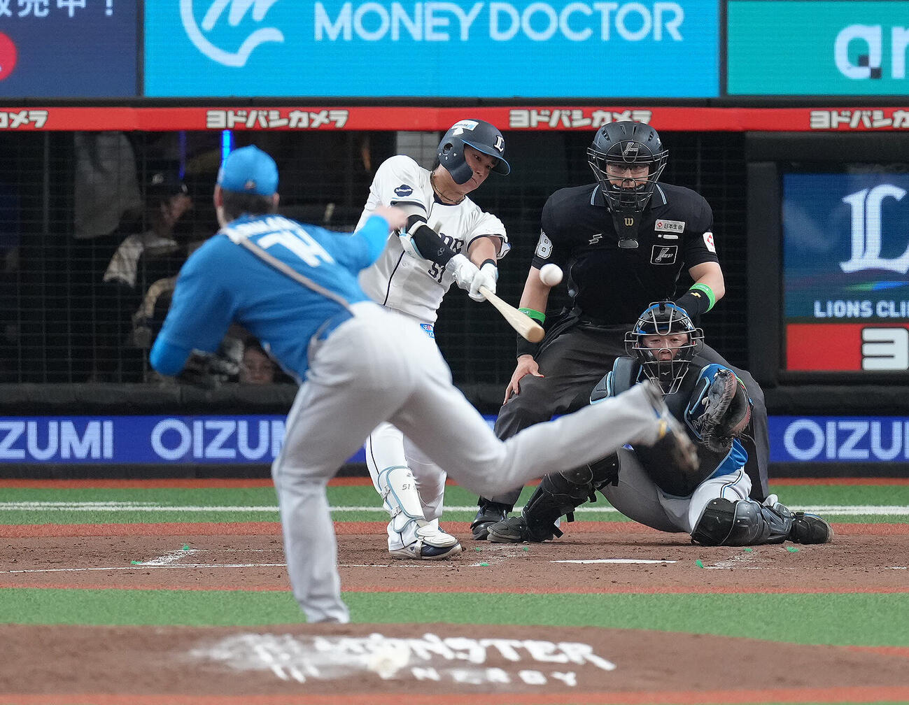 西武対日本ハム　5回裏西武1死二塁、西川愛也は中前に同点適時打を放つ。投手有原航平（撮影・足立雅史）