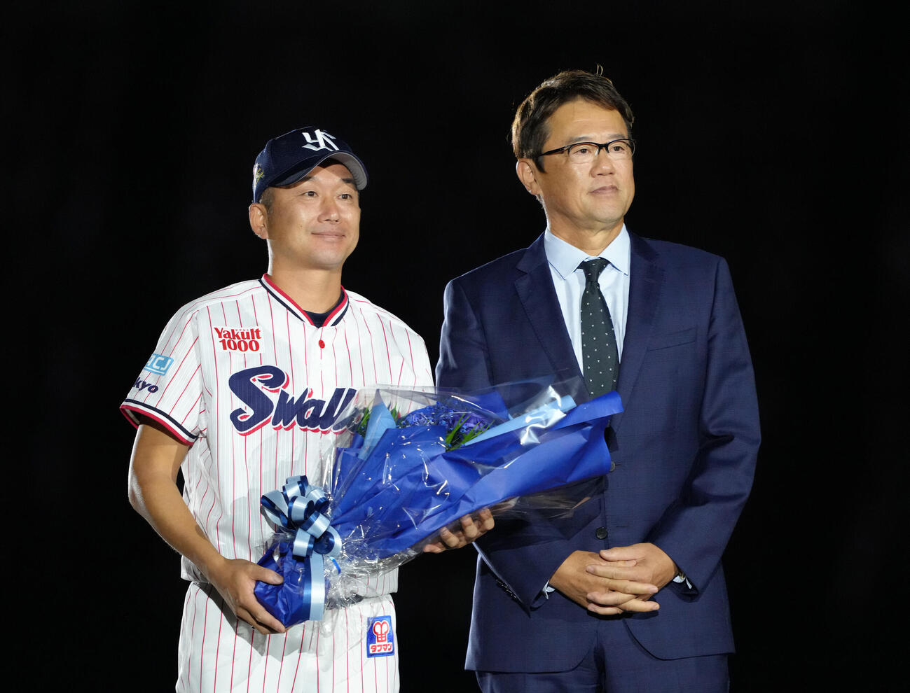 10月13日、ヤクルト対中日　引退セレモニーで記念撮影するヤクルト石川雅規（左）と古田敦也氏