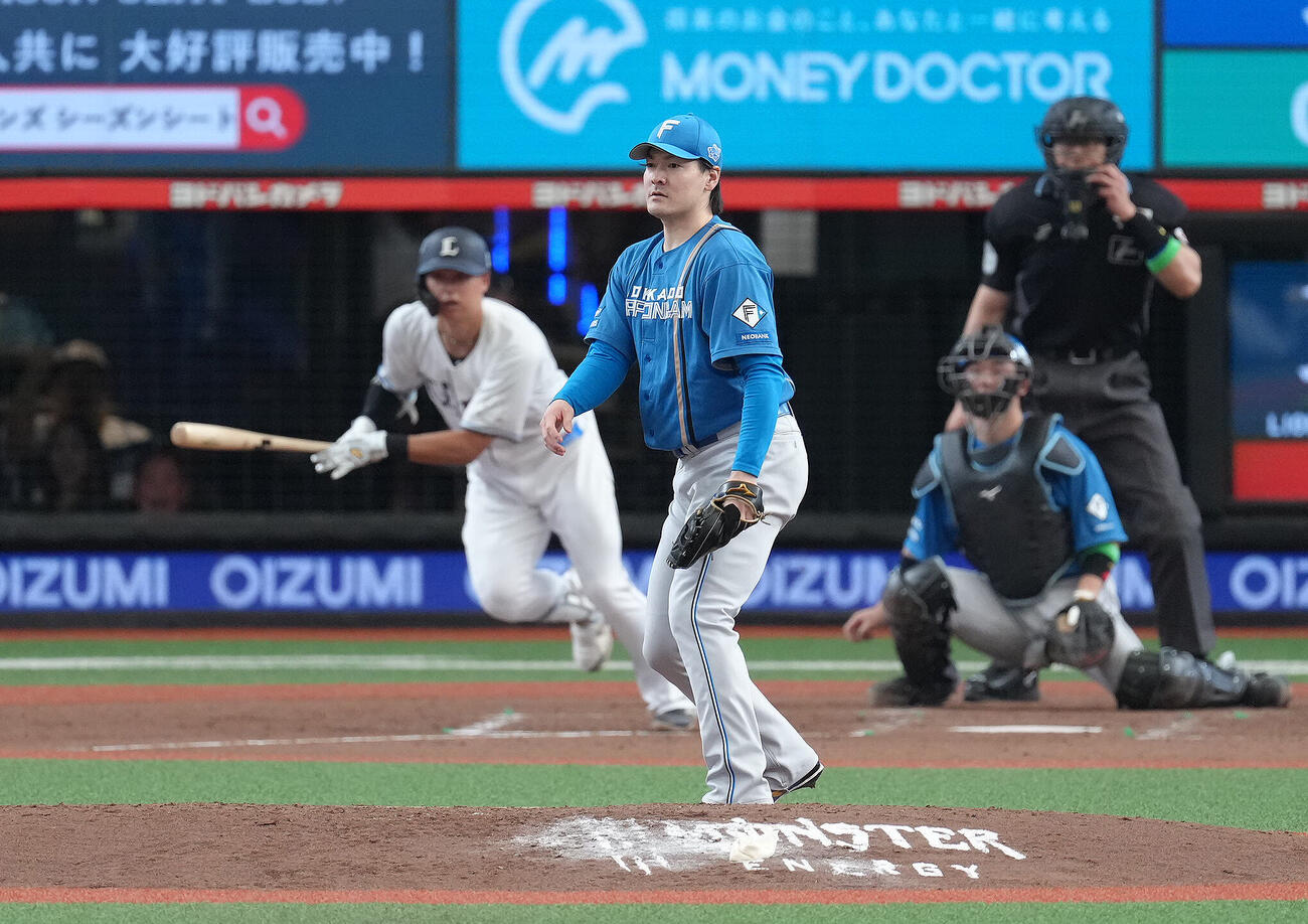 西武対日本ハム　5回裏西武1死二塁、西川愛也に中前適時打を浴びた有原航平（撮影・足立雅史）