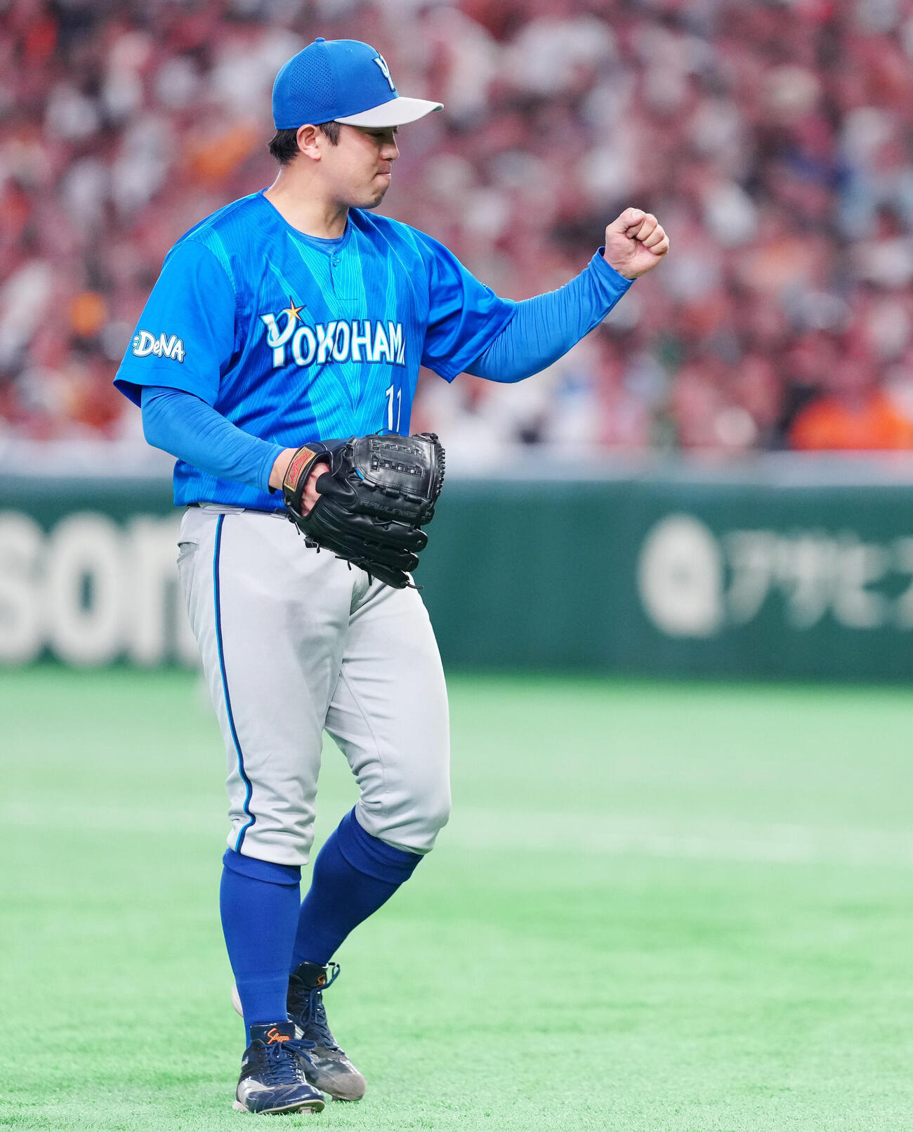 巨人対DeNA 3回裏巨人2死二塁、松本剛を遊ゴロに仕留めガッツポーズする東克樹（撮影・鈴木みどり）