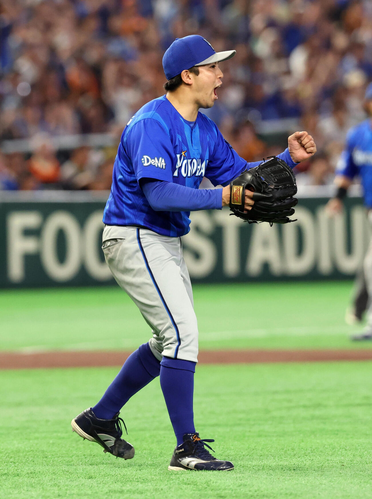 巨人対DeNA 7回裏巨人1死一塁、砂川リチャードを併殺に仕留め雄たけびを上げる東克樹（撮影・浅見桂子）