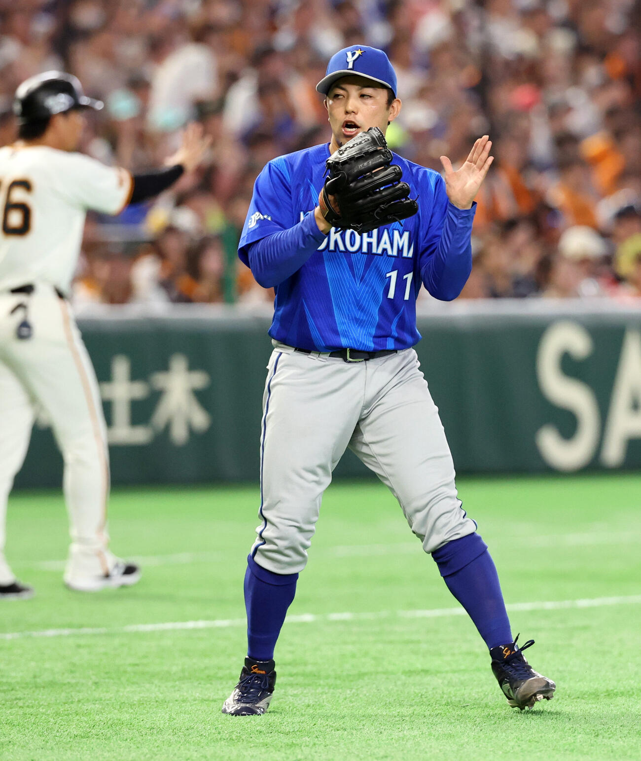 巨人対DeNA 3回裏巨人2死二塁、松本剛を遊ゴロに仕留め拍手する東克樹（撮影・浅見桂子）