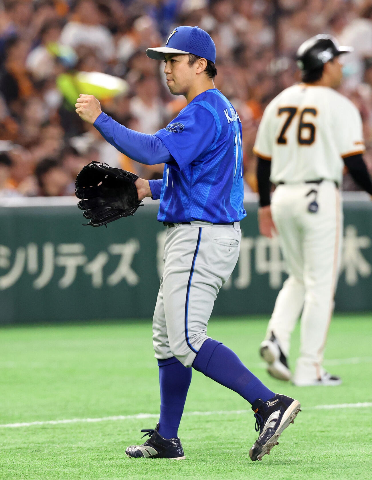 巨人対DeNA 3回裏巨人2死二塁、松本剛を遊ゴロに仕留めガッツポーズする東克樹（撮影・浅見桂子）