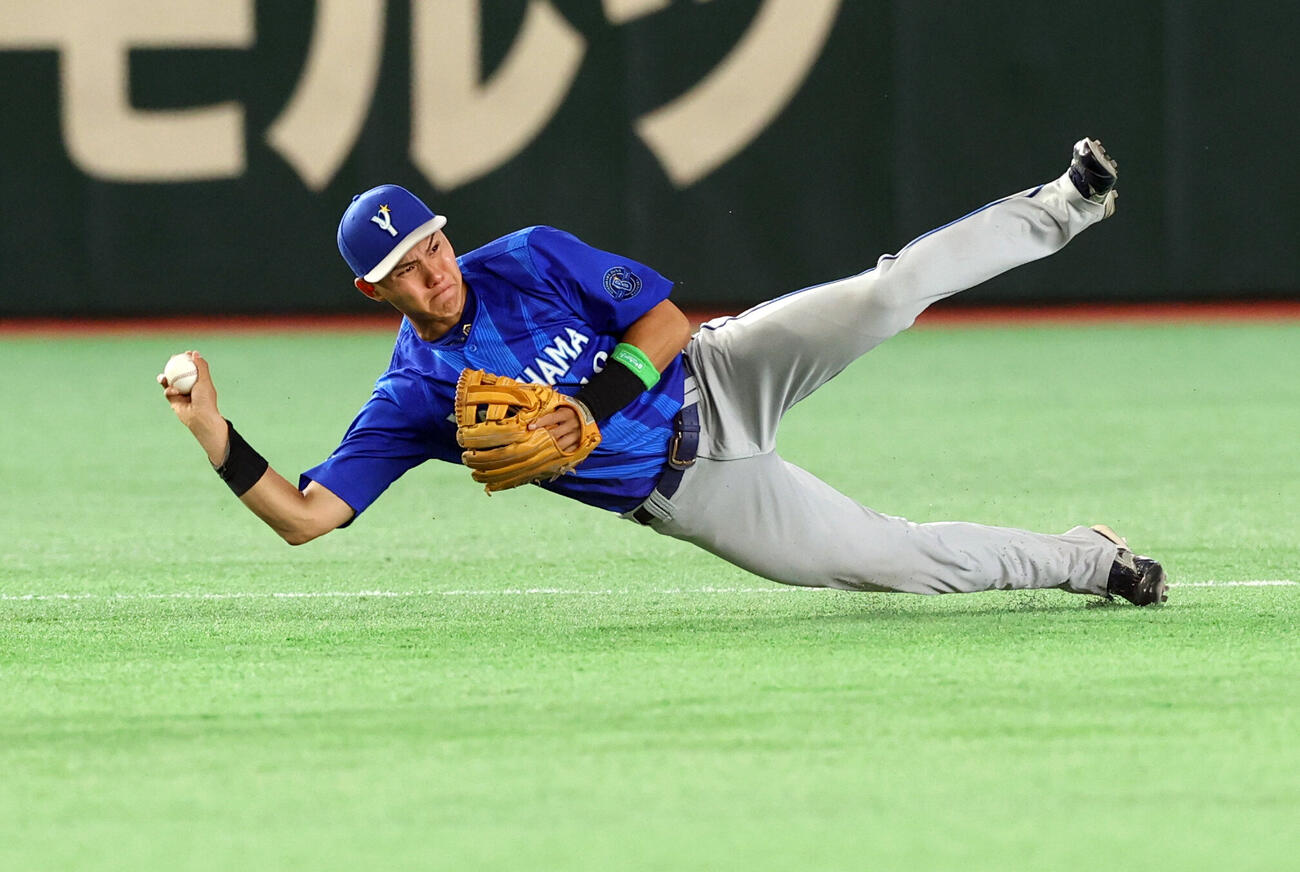 巨人対DeNA 7回裏巨人1死一塁、砂川リチャードの打球を好守好送球で併殺にする成瀬脩人（撮影・浅見桂子）