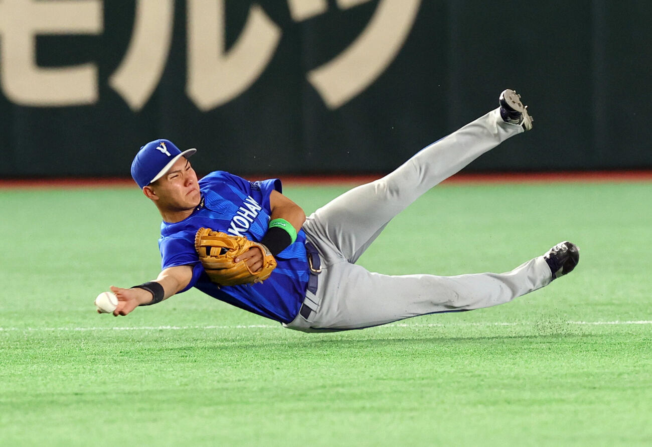 巨人対DeNA 7回裏巨人1死一塁、砂川リチャードの打球を好守好送球で併殺にする成瀬脩人（撮影・浅見桂子）