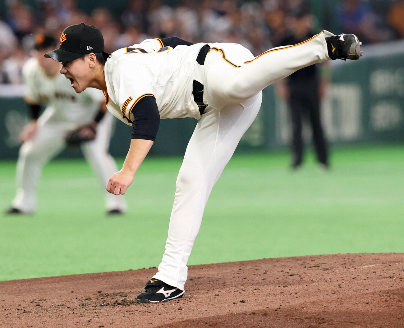 巨人対DeNA 4回表DeNA2死、打者エンカーナシオンに気迫の表情で投げ込む井上温大（撮影・浅見桂子）