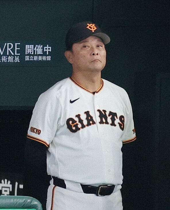 巨人対DeNA　戦況を見つめる巨人橋上秀樹監督代行（撮影・宮地輝）