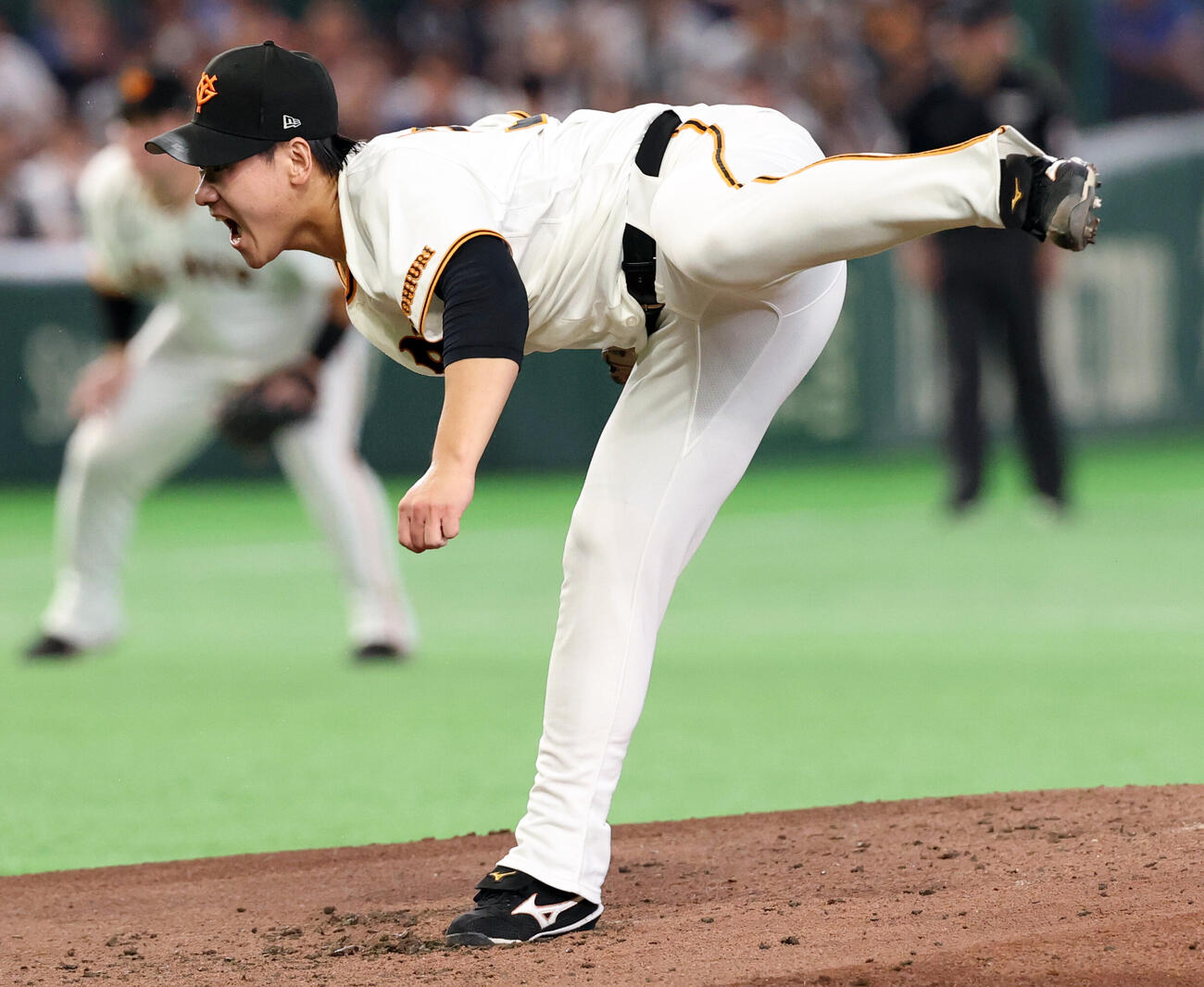 巨人対DeNA 4回表DeNA2死、打者エンカーナシオンに気迫の表情で投げ込む井上温大（撮影・浅見桂子）