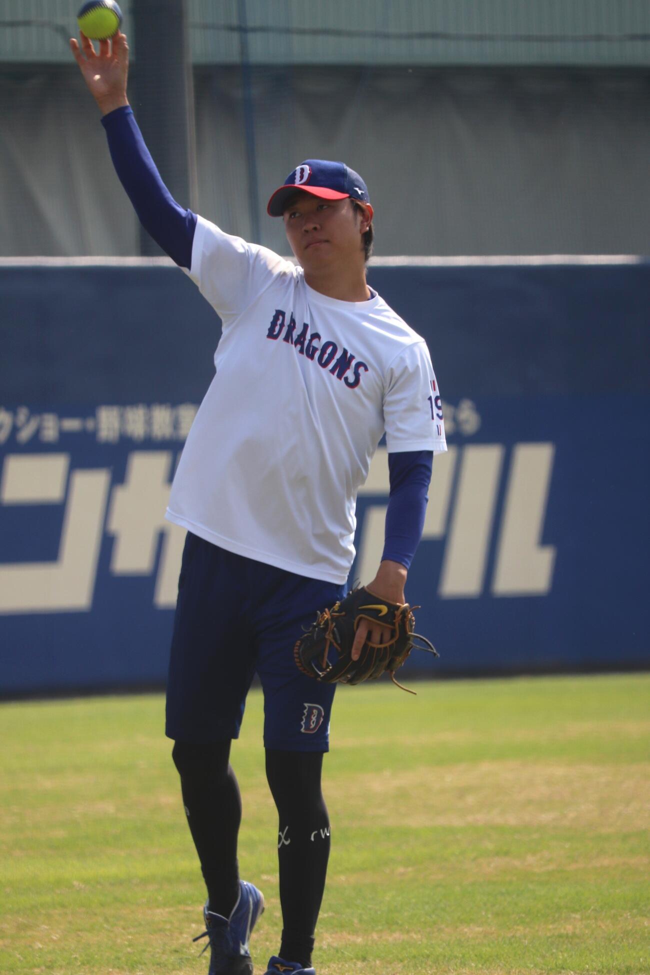 カラーボールを使ってキャッチボールを行う中日・高橋宏斗（撮影・中島麗）