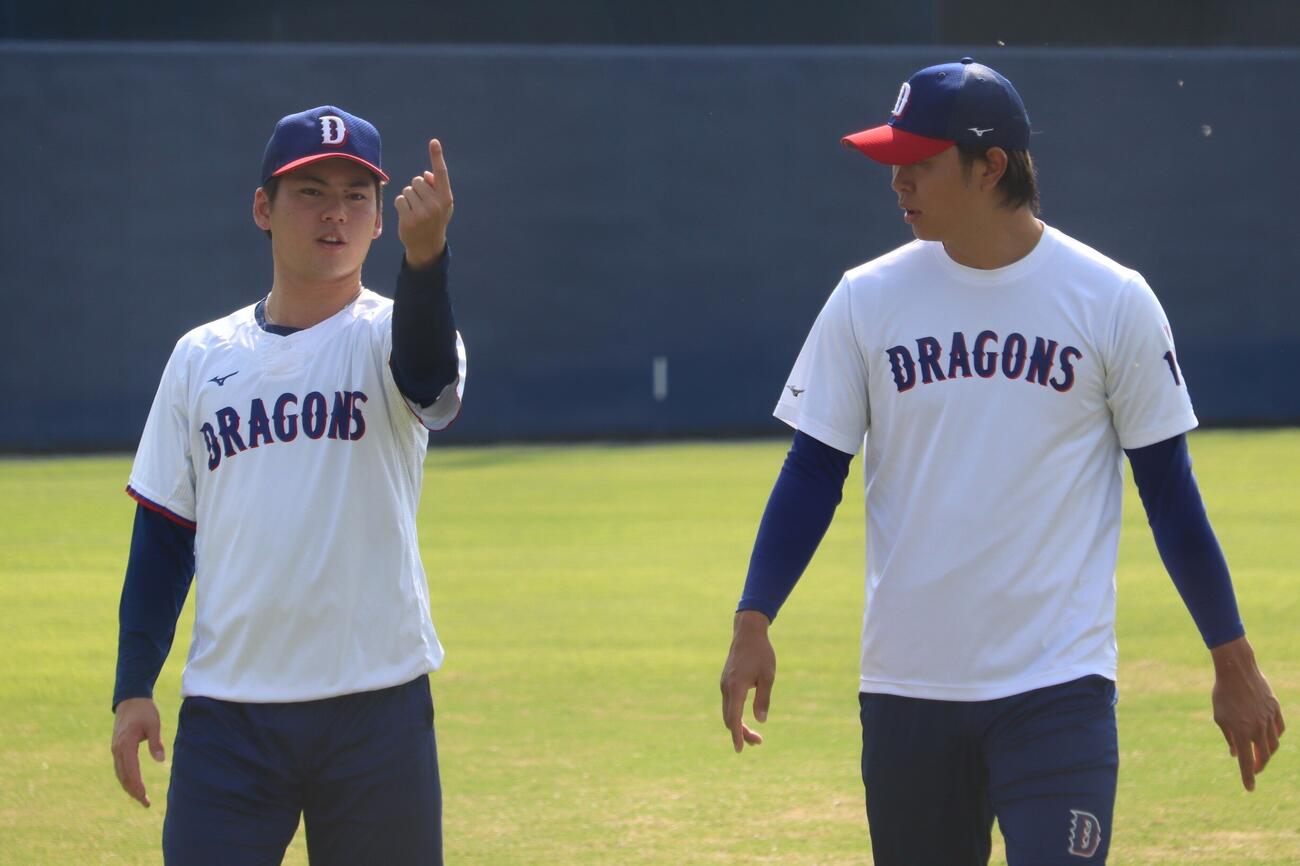 中日・金丸夢斗（左）と練習する高橋宏斗（撮影・中島麗）