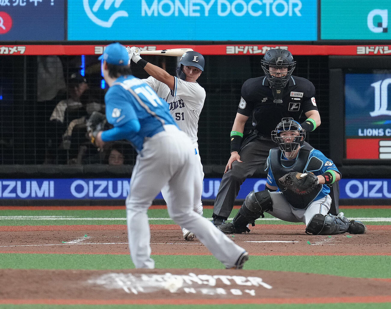 西武対日本ハム　5回裏西武1死二塁、西川愛也は中前適時打を放つ。投手有原航平（撮影・足立雅史）