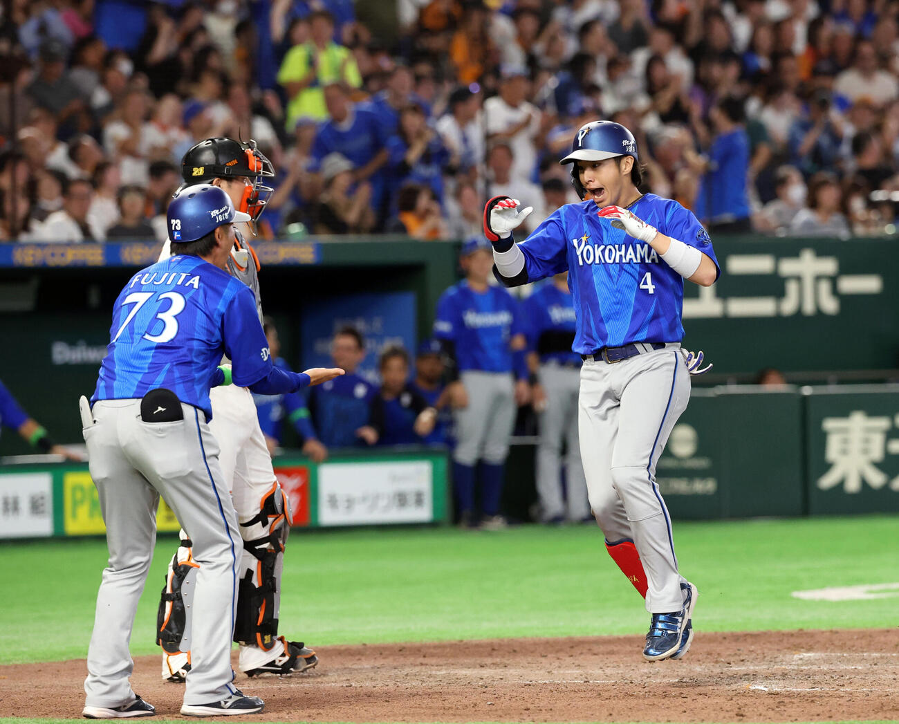 巨人対DeNA 9回表DeNA1死、度会隆輝はソロ本塁打を放ちジャンプして生還（撮影・浅見桂子）